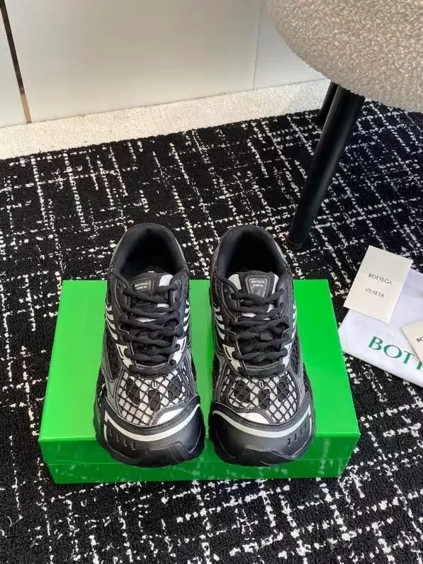 👟👟Ex-factory price 600👟👟 Top version (couples style) Bottega Veneta 23ss autumn and winter show style BV Orbit sneakers Wang Yibo same style couple style casual shoes dad shoes! Runner sneakers! Original purchase and development! Made of original lightweight technical mesh fabric, the same as the original version! The process is complicated! Paired with a rubber outsole designed with a geometric pattern, the high version of the Wang Zha series is actually much taller, but the legs still look slim. Very nice. Durable and durable to play with, standard and version-matching shoe packaging technology, look for high-end versions. The original outsole is exclusively molded, and the color-blocked TPU outsole is used. The material and weight are the same as the original! Size: #Female 35-41 (40 and 41 customized sizes are non-refundable) Male 39-45 (45 size customized are non-returnable and exchangeable)